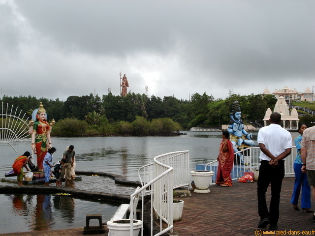 Offrandes et rituels hindous autour du lac
DSC00966